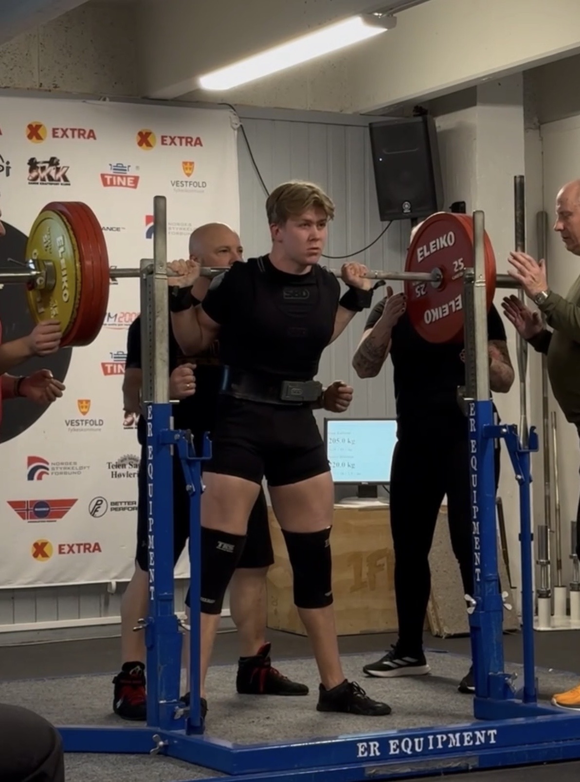 Stian Kullerød under powerlifting-konkurranse med tungt squat